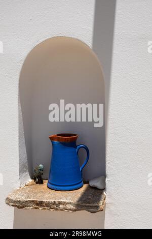 Griechische terrakottafarbene Vase in einer Nische eines traditionellen, weiß getünchten griechischen Cottage. Naxos Island, Griechenland Stockfoto