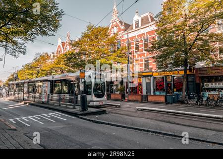 Rotterdam, Niederlande - 8. Oktober 2021: Moderne Stadtbahn durch die Stadt Rotterdam. Rotterdam ist die zweitgrößte Stadt der Stadt Stockfoto