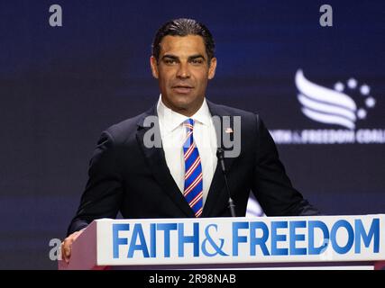 Washington, Usa. 25. Juni 2023. Bürgermeister Francis X. Suarez (Republikaner von Miami, Florida), Kandidat für die republikanische Nominierung zum Präsidenten der USA 2024, äußert sich auf der 2023 Faith and Freedom Coalition's Road to majority Policy Conference im Washington Hilton Hotel in Washington, DC, USA, am Freitag, den 23. Juni, 2023. Foto: Ron Sachs/CNP/ABACAPRESS.COM Kredit: Abaca Press/Alamy Live News Stockfoto