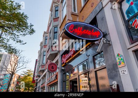 Rotterdam, Niederlande - 8. Oktober 2021: Äußeres und Schildertafel eines Coffeeshop, legale Drogerie in Rotterdam, Niederlande. Stockfoto