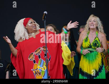 Das Bristol Reggae Orchestra mit dem Windrush Chor auf der Pyramide des Glastonbury Festivals auf der Worthy Farm in Somerset. Foto: Sonntag, 25. Juni 2023. Stockfoto