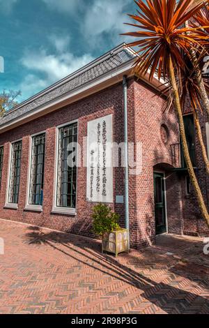 Leiden, Niederlande - 7. Oktober 2021: Außenansicht des Gebäudes der Juraschule der Universität Leiden. Die Schule ist seit 1575 geöffnet. Stockfoto