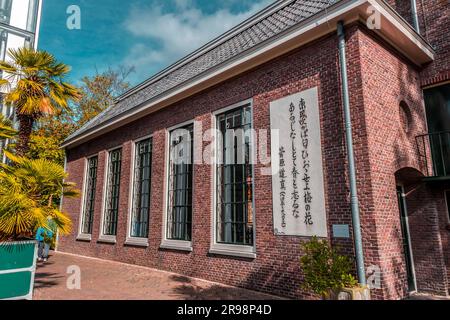 Leiden, Niederlande - 7. Oktober 2021: Außenansicht des Gebäudes der Juraschule der Universität Leiden. Die Schule ist seit 1575 geöffnet. Stockfoto