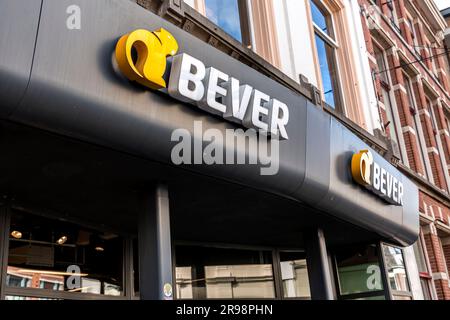 Leiden, Niederlande - 7. Oktober 2021: Logo von Bevers am Eingang der Niederlassung Leiden, Niederlande. Bevers ist ein niederländisches Bekleidungsunternehmen mit Schwerpunkt auf Stockfoto