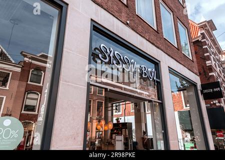 Leiden, Niederlande - 7. Oktober 2021: Das Logo von Sissy-Boy in Leiden, Niederlande. Sissy-Boy ist eine holländische Bekleidungs- und Accessoires-Kette w Stockfoto