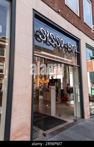 Leiden, Niederlande - 7. Oktober 2021: Das Logo von Sissy-Boy in Leiden, Niederlande. Sissy-Boy ist eine holländische Bekleidungs- und Accessoires-Kette w Stockfoto