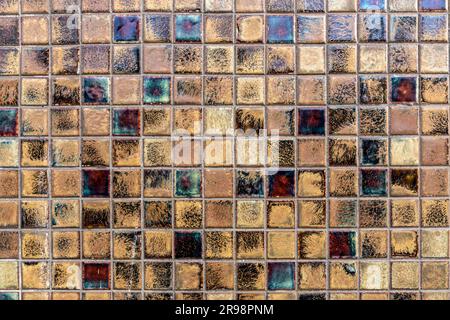 Fragment einer glasierten Keramikfliesenwand mit Nahaufnahme des Texturhintergrunds Stockfoto