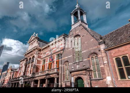 Leiden, Niederlande - 7. Oktober 2021: Fassadenblick auf die Stadsgehoorzaal, eine Konzerthalle auf der Breestraat in Leiden, Südholland, Niederlande Stockfoto