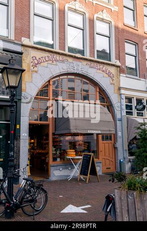 Amsterdam, Niederlande - 8. Oktober 2021: Außenansicht eines traditionellen Käseladens in Rotterdam, Niederlande. Stockfoto