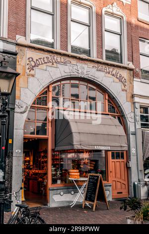 Amsterdam, Niederlande - 8. Oktober 2021: Außenansicht eines traditionellen Käseladens in Rotterdam, Niederlande. Stockfoto