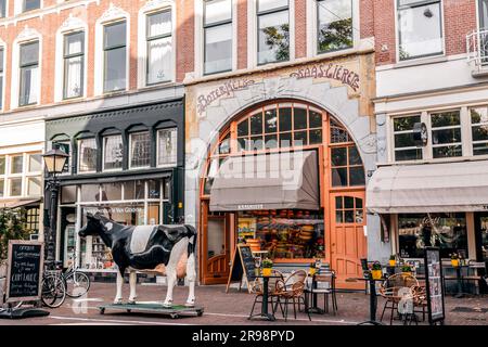 Amsterdam, Niederlande - 8. Oktober 2021: Außenansicht eines traditionellen Käseladens in Rotterdam, Niederlande. Stockfoto