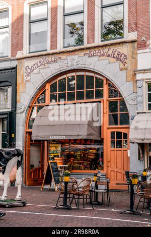 Amsterdam, Niederlande - 8. Oktober 2021: Außenansicht eines traditionellen Käseladens in Rotterdam, Niederlande. Stockfoto