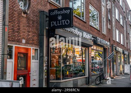 Rotterdam, Niederlande - 8. Oktober 2021: Äußeres und Schildertafel eines Coffeeshop, legale Drogerie in Rotterdam, Niederlande. Stockfoto