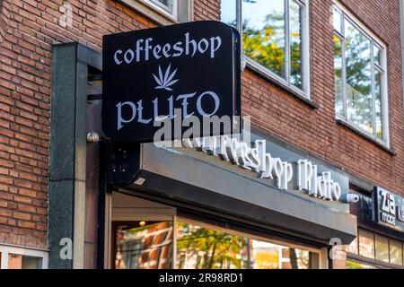 Rotterdam, Niederlande - 8. Oktober 2021: Äußeres und Schildertafel eines Coffeeshop, legale Drogerie in Rotterdam, Niederlande. Stockfoto