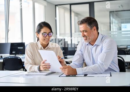 Verschiedene Fachkollegen erörtern Finanzpapiere im Büro. Stockfoto