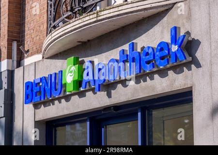 Rotterdam, Niederlande - 8. Oktober 2021: Benu Pharmacy Schild in Rotterdam, Niederlande. Stockfoto