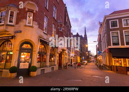 Den Haag, Niederlande - 7. Oktober 2021: Blick auf die Straße und allgemeine Architektur in Den Haag, Niederländisch. Den Haag ist eine Stadt am westlichen konservatorium Stockfoto