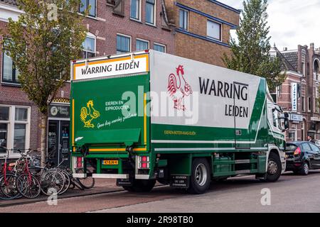 Leiden, Niederlande - 7. Oktober 2021: Warring BV Truck liefert Lebensmittel an Einzelhändler in Leiden. Warring BV ist ein Großhändler für Eier, Käse, o Stockfoto