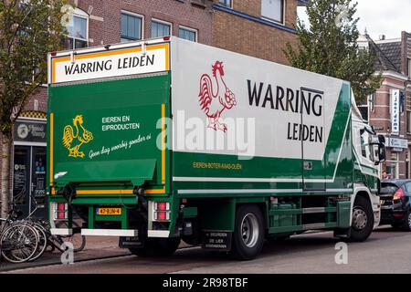 Leiden, Niederlande - 7. Oktober 2021: Warring BV Truck liefert Lebensmittel an Einzelhändler in Leiden. Warring BV ist ein Großhändler für Eier, Käse, o Stockfoto