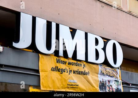 Leiden, Niederlande - 7. Oktober 2021: Schild für den Jumbo Supermarkt in der Niederlassung der Kette Leiden, Niederlande. Stockfoto