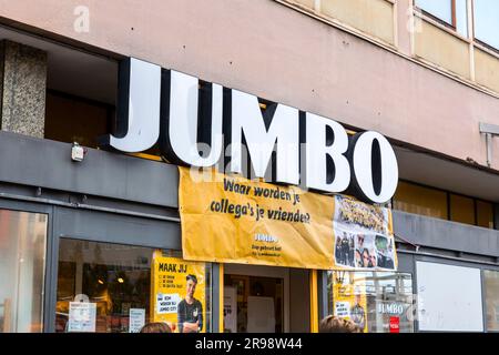 Leiden, Niederlande - 7. Oktober 2021: Schild für den Jumbo Supermarkt in der Niederlassung der Kette Leiden, Niederlande. Stockfoto