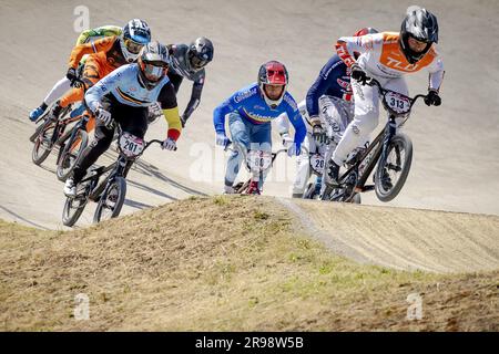 ARNHEM – Niek Kimmann (r) in der vierten Runde der BMX-Weltmeisterschaft. ANP ROBIN VAN LONKHUJSEN Kredit: ANP/Alamy Live News Stockfoto