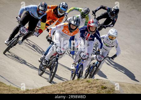 ARNHEM - Niek Kimmann (m) in der vierten Runde der BMX-Weltmeisterschaft. ANP ROBIN VAN LONKHUJSEN Kredit: ANP/Alamy Live News Stockfoto