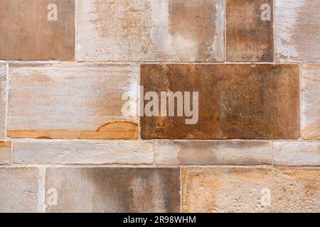 Mittelalterliche Kalksteinblöcke mit nahem Texturhintergrund Stockfoto