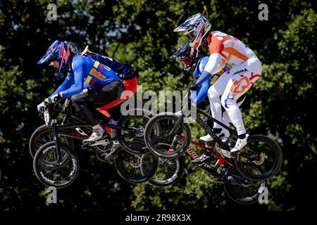 ARNHEM – Jay Schippers (r) in der vierten Runde der BMX-Weltmeisterschaft. ANP ROBIN VAN LONKHUJSEN Kredit: ANP/Alamy Live News Stockfoto