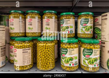 Italien - 22. Juni 2023: Erbsen in Glasgefäßen, hergestellt in Italien von Selex auf dem Regal in italienischen Supermärkten Stockfoto