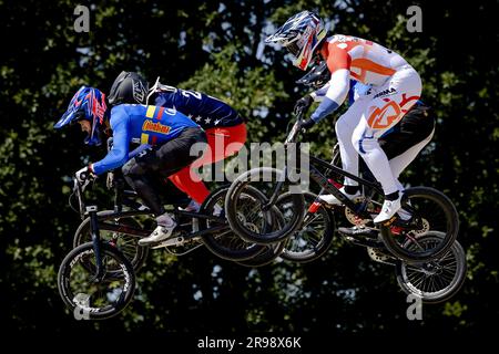 ARNHEM – Jay Schippers (r) in der vierten Runde der BMX-Weltmeisterschaft. ANP ROBIN VAN LONKHUJSEN Kredit: ANP/Alamy Live News Stockfoto