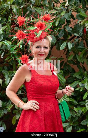 Ascot, Berkshire, Großbritannien. 25. Juni 2023. Milliner Viv Jenner trägt am fünften Tag ein markantes rotes Kopfstück in Royal Ascot. Kredit: Maureen McLean/Alamy Live News Stockfoto