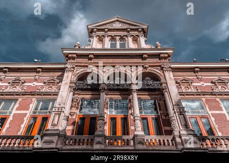 Fassadenblick auf die Stadsgehoorzaal, eine Konzerthalle an der Breestraat in Leiden, Südholland, Niederlande Stockfoto