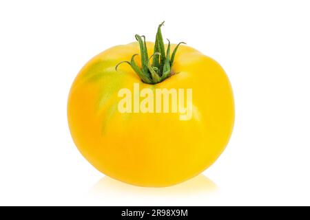 Eine frische gelbe Tomate. Isoliert auf weißem Hintergrund. Datei enthält Beschneidungspfad Stockfoto