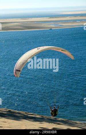 Kostenloser Flug. Paragliding-Schule an der Dune du Pyla. Arcachon, Gironde, Frankreich Stockfoto