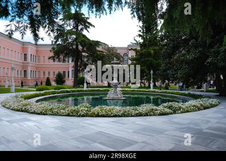 Istanbul, Türkei. 19. Mai 2022. Der Innenhof des Dolmabahce-Palastes in Istanbul, Türkei Stockfoto