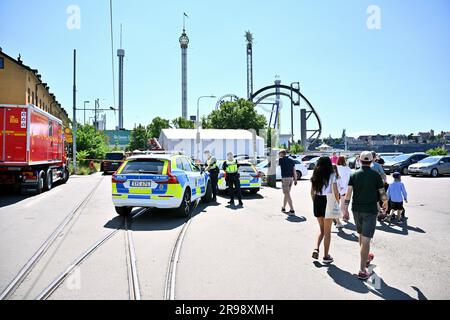 Eine Person starb bei einem tödlichen Unfall, als die Achterbahn Jetline im Vergnügungspark Gröna Lund in Stockholm, Schweden, entgleiste. 25. Juni 2023. Mehrere Menschen sind verletzt. Der Vergnügungspark wird evakuiert und die Polizei hat Barrieren errichtet.Foto: Claudio Bresciani/TT/Kod 10090 Kredit: TT News Agency/Alamy Live News Stockfoto