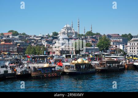 Istanbul, Türkei - 18. Mai 2022. Blick auf Istanbul mit Moschee von der Galata-Brücke in der Türkei. Stockfoto