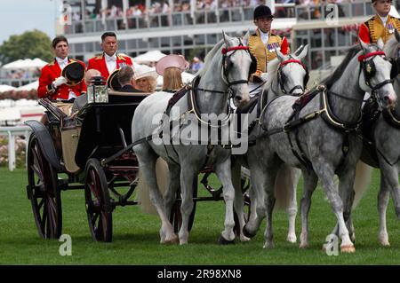 Ascot, Berkshire, Großbritannien. 24. Juni 2023. Die Rennfahrer jubelten und klatschten, als der König und die Königin in ihren Kutschen auf der Rennbahn von Ascot eintrafen. Jockey Frankie Dettori kam auch mit Trainer Jamie Snowdon in die Kutschen. Kredit: Maureen McLean/Alamy Live News Stockfoto