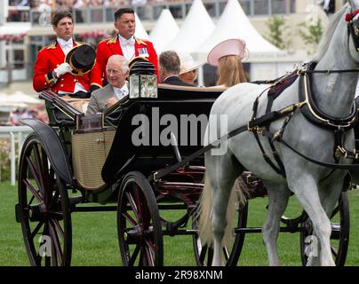 Ascot, Berkshire, Großbritannien. 24. Juni 2023. Die Rennfahrer jubelten und klatschten, als der König und die Königin in ihren Kutschen auf der Rennbahn von Ascot eintrafen. Jockey Frankie Dettori kam auch mit Trainer Jamie Snowdon in die Kutschen. Kredit: Maureen McLean/Alamy Live News Stockfoto