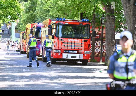 Eine Person starb bei einem tödlichen Unfall, als die Achterbahn Jetline im Vergnügungspark Gröna Lund in Stockholm, Schweden, entgleiste. 25. Juni 2023. Mehrere Menschen sind verletzt. Der Vergnügungspark wird evakuiert und die Polizei hat Barrieren errichtet.Foto: Claudio Bresciani/TT/Kod 10090 Kredit: TT News Agency/Alamy Live News Stockfoto