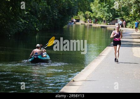 Kajakfahrer auf dem Regent's Canal im Regent's Park, London. Foto: Sonntag, 25. Juni 2023. Stockfoto