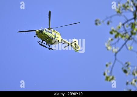 Eine Person starb bei einem tödlichen Unfall, als die Achterbahn Jetline im Vergnügungspark Gröna Lund in Stockholm, Schweden, entgleiste. 25. Juni 2023. Mehrere Menschen sind verletzt. Der Vergnügungspark wird evakuiert und die Polizei hat Barrieren errichtet. Foto: Claudio Bresciani/TT/Kod 10090 Kredit: TT News Agency/Alamy Live News Stockfoto