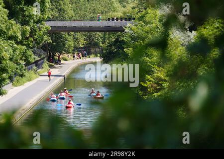 Kajakfahrer auf dem Regent's Canal im Regent's Park, London. Foto: Sonntag, 25. Juni 2023. Stockfoto