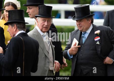 Ascot, Berkshire, Großbritannien. 24. Juni 2023. Der König unterhält sich mit Sir Francis Brooke, dem Repräsentanten seiner Majestät auf der Rennbahn Ascot. Kredit: Maureen McLean/Alamy Live News Stockfoto