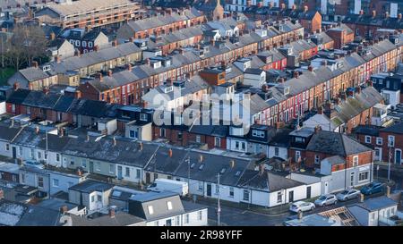 Blick aus der Vogelperspektive auf die terrassenförmigen roten Backsteinhäuser im Stadtzentrum von Dublin Stockfoto