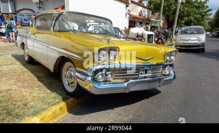 Ein alter 1958 Chevrolet Chevy Bel Air Sedan, viertürig geparkt in der Straße. CADEAA 2023 Oldtimer-Show. Stockfoto