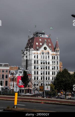 Rotterdam, NL - 6. Oktober 2021: Boote im alten Hafen von Rotterdam, Oude Haven, und das Weiße Haus, Witte Huis Gebäude im Hintergrund bei Regen Stockfoto