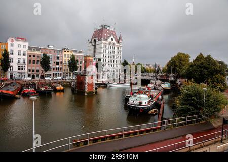 Rotterdam, NL - 6. Oktober 2021: Boote im alten Hafen von Rotterdam, Oude Haven, und das Weiße Haus, Witte Huis Gebäude im Hintergrund bei Regen Stockfoto