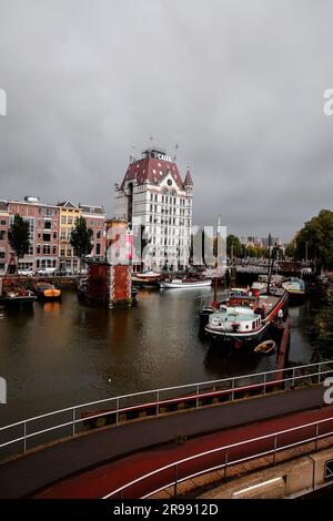 Rotterdam, NL - 6. Oktober 2021: Boote im alten Hafen von Rotterdam, Oude Haven, und das Weiße Haus, Witte Huis Gebäude im Hintergrund bei Regen Stockfoto